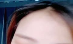 大白天生意不好做窗帘一拉直播赚钱，超卖力口交深喉帅哥男友花样玩逼口爆一嘴