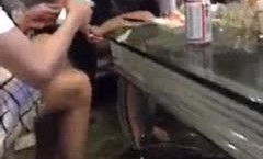 南宁友仔淫ying荡KTV玩耍，点了个很整点的妞玩脱衣服游戏，脱一件给一百 姑娘今天穿得有点少啊，脱完给钱摸奶摸逼！