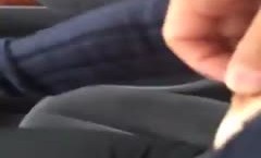 女司机的技术也OK呀开着车被玩奶头，这般浪lang叫呻吟下面要出淫水啦，真骚啊边开车边被情人玩弄！