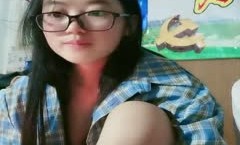 疫情未过两个样子清纯提前返校等开学的眼镜御姐学生妹mei在宿舍直播赚点生活费