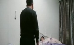 网红脸极品性感大美女和胖哥吃过晚饭后把他带到自己家中啪pa啪,最后趴在屁股上冲刺时把美女干高潮了,叫床真厉害,国语!