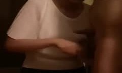 甜美推油小姐姐，今天突然好想要，又去找小姐姐帮忙打飞机，笑容依然那么美，手法全神贯注射得很开心！