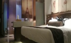 长屌哥酒jiu店约啪网红脸气质性感外围美女,太漂亮还没洗澡就被扑倒,各种姿势用力猛干,操的美女身体颤抖躺那不动了.国语!
