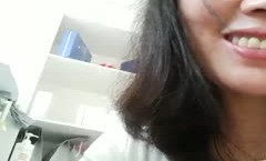 骚气熟女前台上班中跳蛋自[zi]慰诱惑，撩起衣服露奶子开裆裤桌子下跳蛋塞入，快速扣弄非常刺激
