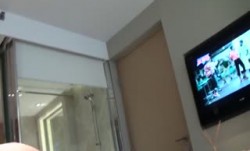 广交会偶遇个颜值不错的台湾靓妹mei身上有一股特殊香味酒jiu店开房床边黄狗射尿式干她对白清晰