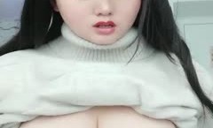 颜值不错丰满巨乳妹mei子诱惑，晃动坚挺圆润大白奶子从下往上视角非常诱人，很是诱惑喜欢不要错过