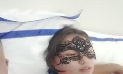 大哥的优乐美，看着颜值不错奶子大又挺骚逼水又多，口交大鸡巴让大哥床上干到床下还自[zi]慰呻吟，陪狼友撩骚