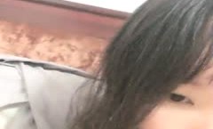 挺嫩苗条妹mei子全裸自摸，近距离特写掰穴手指扣弄用棒子抽[chou]插谈插入感受，很是诱惑喜欢不要错过