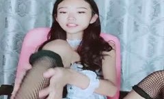 颜值不错长相甜美苗条妹mei子诱惑情趣女仆装网袜露逼自摸扭动身体非常诱人很是诱惑喜欢不要错过