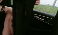 抖阴新片！【浪lang逼淫妹mei】骚气美少妇车上和炮友玩车震，口口扣逼后座抽[chou]插猛操旁边草地还有人