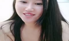 肉肉黑丝大肥屁股的微胖少妇，道具插入大鲍鱼中，巨乳大奶，自己还尝试自己淫水