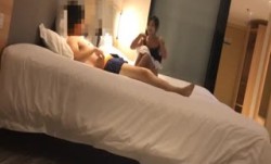 酒jiu店约操电信公司上班的美女营业员,下班后直接来酒jiu店啪pa啪,上班时一本正经床上淫ying荡不堪,肏的呻吟不断!