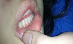 抖阴新片！【真实MJ】把高中小嫩neng妹mei搞晕，躺在床上鼾声如雷，玩弄青春胴体和粉嫩鲍鱼，尿道口阴道口看得清清楚楚，超清1080P，附现场图10P