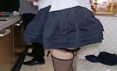 剧情演绎风骚小姨子黑丝情趣诱惑，露脸勾搭维修工大哥，被大哥按着头草嘴呻吟，淫声荡语各种抽[chou]插后入草菊花