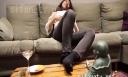 《顶级网红精品》多毛国人妹mei子留学生反差骚女私拍XXX🅳🅾🆄🆈🅸🅽不好好学习甘心做老外母狗-在沙发上用塔比袜子抚摸自己