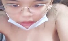 ✿寝室春情✿ 眼镜妹mei在宿舍偷偷自[zi]慰大气不敢喘 强忍小[xiao]穴剧烈快感太爽了 生怕被室友发现跑进浴室高潮喷汁