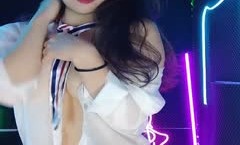 钢管舞女神的诱惑，制服高跟露脸无毛白虎逼性感好身shen材精jing彩大秀直播，揉奶玩逼激ji情艳舞看的旁边小哥受不了