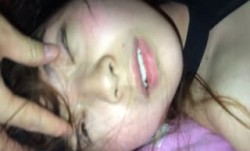 抖阴新片！【真实MJ】忽悠大一小学妹mei出来旅游趁机迷晕，带到房间换丝袜，掰穴玩胸肆意把玩青春的胴体真开心，附图26P