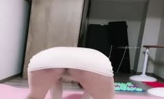 《疯狂抖音》美新娘5 美女喝高了洒酒疯耍的点大当街脱光光摆pose还跟jc动手(20)
