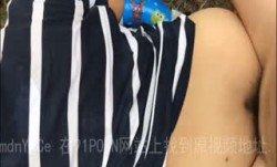 游泳回来路边草丛把熟熟拖人草丛，草丛野战配上浪lang叫声太爽了