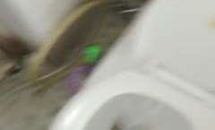 吃饭的时候操里塞个跳弹好刺激，吃饱就脱了裤子让男人给舔tian操，大鸡巴一撸就立正口活很棒，无套抽[chou]插呻吟不止