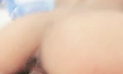 背着老公偷情的小骚逼找刺激，被大鸡巴干着给她老公打电话真骚，在大哥的各种姿势高速抽[chou]插下浪lang荡呻吟不止