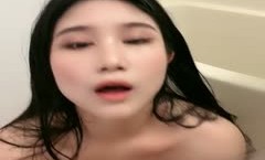 碎花裙子戏精美女，大黑牛自[zi]慰露脸骚的很，在黑木耳上震动按an摩，卫生间洗澡自[zi]慰