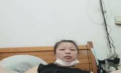 霸占你爹做你妈，露脸老骚妇玩的很嗨啊，跳蛋玩弄逼逼和菊花浪lang叫呻吟，表情好骚上厕所给狼友看，淫语互动