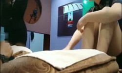 龙哥桑拿会所叫位新来的美女技师服务时不让碰,把公关经理叫来加钱想干她,不同意带到3楼找位更漂亮的美女服务!