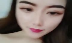 颜值不错红唇长发妹mei子肉肉身shen材自[zi]慰，毛毛浓密全裸掰穴炮击快速抽[chou]插，尿尿呻吟娇喘诱人