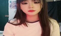 极品呆萌小妹mei全程露脸陪狼友发骚，在狼友的指挥下脱光看了秒硬，揉奶玩逼看特写舔tian手指上的淫水撅着屁股发骚