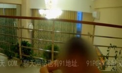 阁楼上的巨乳妹mei子，巨根插入，91最淫ying荡
