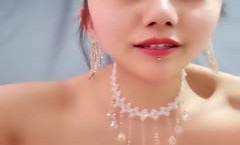 敞亮风骚的美女模特露脸大秀直播展示完美好身shen材，听狼友指挥揉着骚奶子伸着小舌头要舔tian狼友大鸡巴特写自[zi]慰