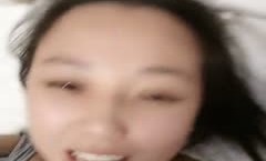 良家辣妈露脸跟小哥酒jiu店开房啪pa啪，开档黑丝连体情趣装诱惑，大黑牛自[zi]慰骚逼听狼友指挥口交大鸡巴，主动上位
