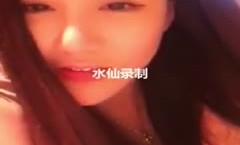 咩女网红在开房的酒jiu店里直播唠嗑，还露出了性感的大奶子 -