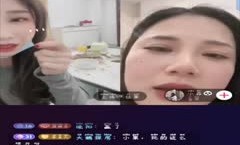 《疯狂抖音》美新娘5 美女喝高了洒酒疯耍的点大当街脱光光摆pose还跟jc动手(19)