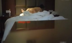公司领导酒jiu店潜规则财务刚来上班的漂亮美少妇,美女一脸不情愿还被狠狠爆插,干的奶子乱晃,操肿的节奏啊!