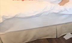 大胆猥琐男背着女友把她气质漂亮的美女闺蜜弄晕带到酒jiu店玩弄啪pa啪,干醒后竟然全力配合,操她趴在床上不动了!