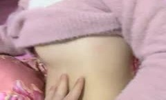 抖阴新片！【地毯式搜索嫩neng妹mei】好不容易硬起来的奔驰哥，把昏昏欲睡的小女友摇醒插入，射完还要体贴的擦干净