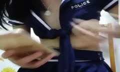 哺乳期少妇孩子七个月了出来赚点生活费，奶水涨得胸疼，不挤都会自然溢出来，这乳房好美丽呀诱惑啊！
