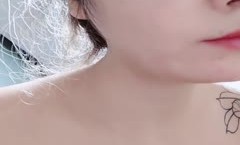 镜头摆好，露脸第官网一视角手持镜头露脸啪pa啪，特写极美鲍鱼，按an摩刺激阴唇一顿爆bao操狠狠打桩