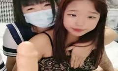 精jing彩4P两个风骚老阿姨床上调教小鲜肉和渣女小萝luo莉激ji情啪pa啪，黑丝制服露脸被老阿姨吃奶小哥舔tian逼，多体位爆草
