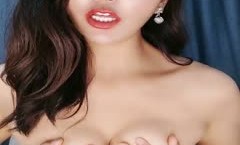 超骚的御姐少妇全程露脸激ji情大秀，丝袜诱惑跟狼友互动，淫声荡语不断，舔tian弄假鸡巴，掰开骚穴看特写抽[chou]插呻吟