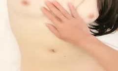 无毛馒头逼妹mei子和炮友酒jiu店啪pa啪，白皙美乳粉[fen]穴上位抽[chou]插自己动，特写后入大白屁股非常诱人