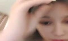 短发长相甜美大眼萌妹mei子情趣装短裙诱惑，浴室湿身洗澡近距离特写振动棒摩擦，掰特写抽[chou]插非常诱人