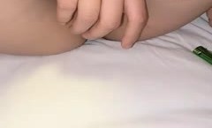 挺嫩粉逼萌妹mei两男两女4P啪pa啪，特写振动棒假屌玩弄嫩嫩双人上位抽[chou]插，后入骑乘大力猛操非常诱人