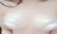 性感红唇白皙大奶萌妹mei全裸椅子道具自[zi]慰，振动棒插逼吸奶震动翘屁股后入抽[chou]插非常诱人