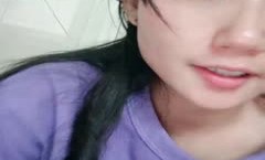 良家小xiao少妇露脸直播赚外快，初次下海被狼友调教，跑到浴室偷偷的脱光了听狼友指挥揉奶玩逼，高潮不断表情骚
