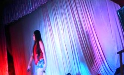 乡村县城小剧场草台班子歌曲艳舞团慰问演出妹mei子真空演唱边唱边给观众送福利