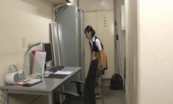 AP-692_A ファミレスのウブ女子バイト店員は店長からの連日繰り返される執拗な乳首責めセクハラに、いつしか乳首が疼いて疼いてムラムラが収まらず、自分… Part 1